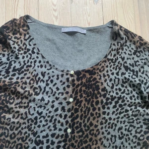 Leopard kofta  - Så fin kofta som inte kommer till användning!