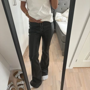 Utsvängda skinnbyxor - Fejkskinn-byxor från newyorker med knytning fram. Storlek L men passar mig som är s/m. Funkar på mig som är 175