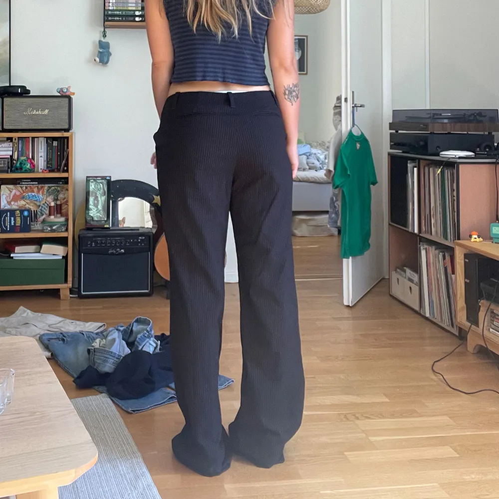 pinstripe kostymbyxor! perfekt fit å långa, skick som nya :* jag är 165 cm å en S🌙 Mått: 35 cm midja tvärs över, 83 cm byxlängd. Jeans & Byxor.