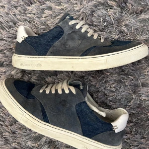 Jacob Cohen Skor - Tjena! Säljer nu mina feta Jacob Cohen skor. Skick runt 6-7/10, dom är använda men har mycket kvar att ge. Nypris på cirka 5499kr! Hör av er vid frågor & funderingar🤝 Priset går att diskutera, bara skorna medföljer!