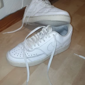 Nike air force - Säljer dessa då de ej passar mig längre väldigt bra skick behövs tvättas så ser de exakt ut som nya! Priset kan diskuteras och jag skickar samma dag som du beställer vid mer frågor och bilder hör av dig. Sko KARTONG följer med !