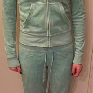 Turkost Juicy Couture mjukisset i xs - Säljs som ett set med både hoodie och byxor. Mjuk, sammetslen velour med klassisk Juicy Couture-logo i guld på ryggen.