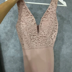 En rosa lång klänning perfekt till fester/bröllop.  - Jag 165 cm o den kommer till mina fötter , skicket är bra inget fel på klänningen. 