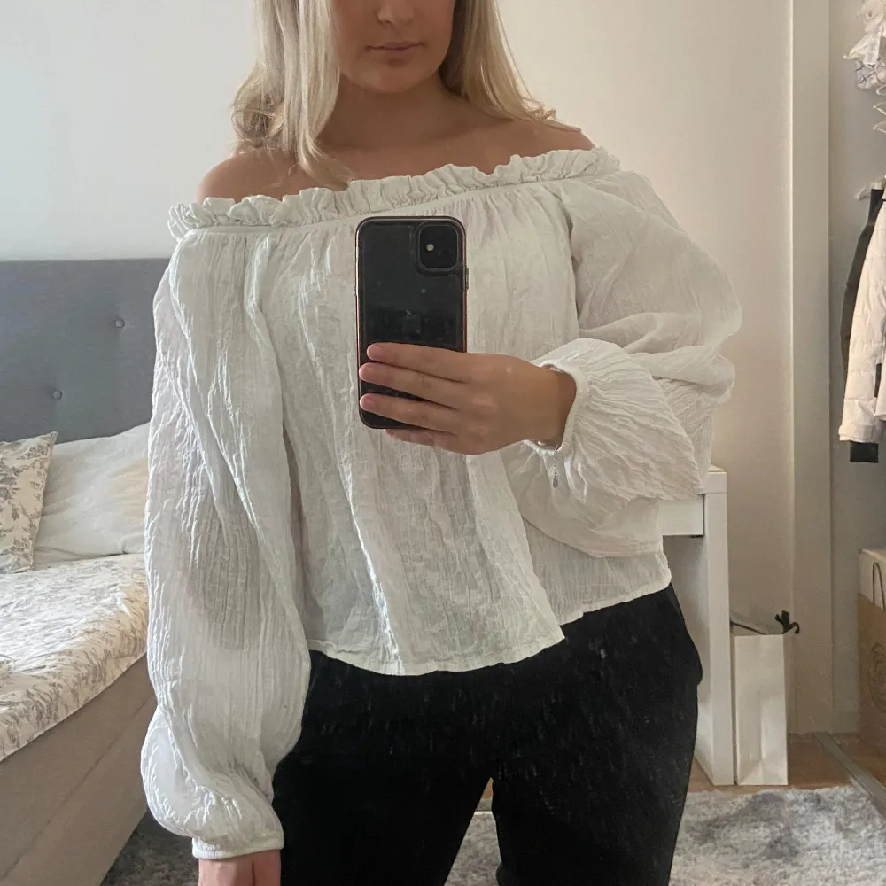 Skit snygg off shoulder blus från Gina Tricot. Sällan använd, nyskick. Storlek M men liten i storleken. Strechig så passar flera storlekar xs/s/m. Skriv vid frågor 🥰🥰. Blusar.