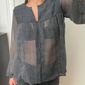 Blus - Säljer denna blus från Pepe Jeans! Storlek xs. Nypris 600kr💕
