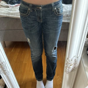 Miss me jeans  - Säljer min mammas miss me jeans som hon har haft som hon har gett till mig. Jättefina jeans men passar tyvärr inte mig. Det är ett hål lite ovanför knät. Men skicka om ni vill ha fler bilder❤️