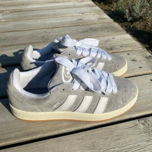 Adidas campus 00s  - Gråa Adidas campus 00s i nyskick som jag tyvärr måste sälja då de inte passar! Köpt på Vinted och nästan aldrig använda. Lådan finns kvar och de kommer med extra gråa snören❤️