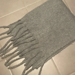 Halsduk gina - Så mysig halsduk från ginatricot, älskar materialet på denna💕