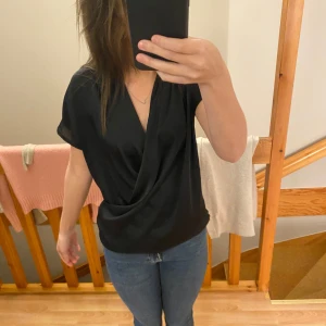 Svart blus  - Jättefin svart blus säljer då den inte kommer till användning💗