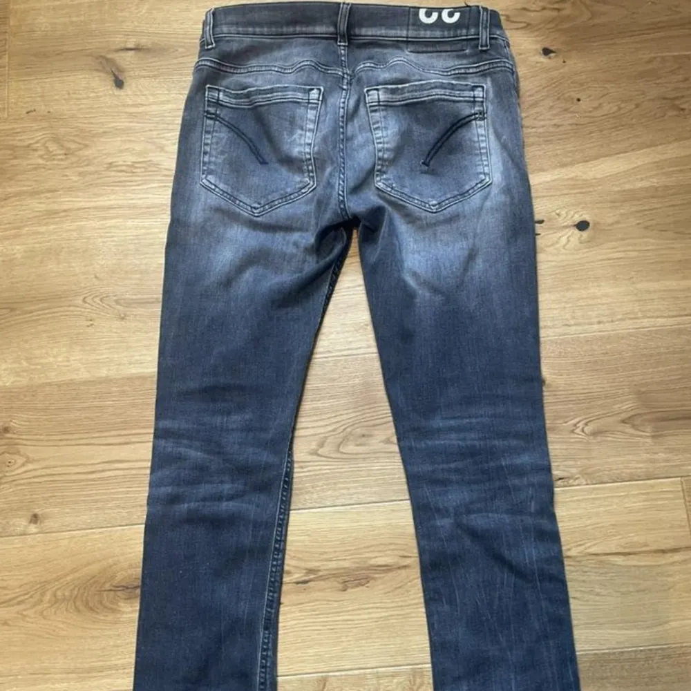 Säljer nu dessa sjukt snygga dondup jeansen i modell George! Storleken på jeansen är 32!  Pris kan diskuteras vid snabb affär  Bara att höra av er vid frågor . Jeans & Byxor.