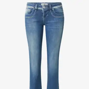 Säljer mina LTB jeans som är i stl 24/30, skulle säga att de passar W25! Säljer då det va något för stora på mig, färgen är mörkare än på bilderna. Nypris: 915kr. Köparen står för frakten, använder köp nu och Swish.