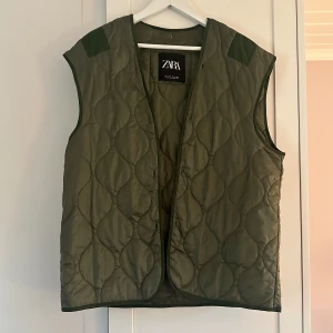 Grön oversized väst  - Grön oversized väst från Zara, skön nu till höst och en väldigt snygg färg 