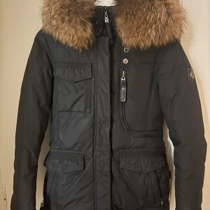 Hollies vinterjacka livigno storlek 34 - Äkta hollies jacka, fint skick. Lite smink på innersidan av jackan men inget som syns utåt, använt ett fåtal gånger. Säljer på grund av för liten storlek. Nypris: 5249kr