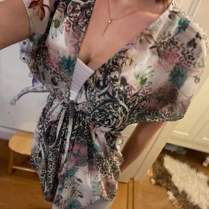 Super gullig blus💕💕 - Gullig blus med olika mönster på💕💕säljer för den är inte min stil💕💕💕Tryck inte på köp nu!! Tack 🙏 