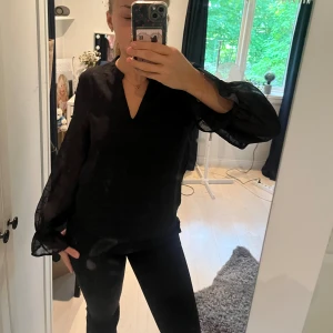 Svart blus - Superfin svart blus i väldigt fint skick!🖤