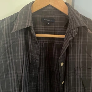 Burberry skjorta - Säljer denna Burberry skjorta i gott skick. Passar XS. 