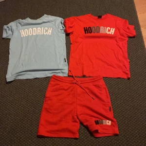 Hoodrich sett - Ett rött hoodrish sätt i storlek xs men sitter perfekt på m. Och en blå Hoodrich i xs men sitter som M 
