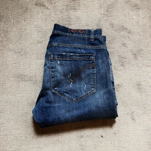 Dondup jeans - Säljer nu dessa feta Dondup jeans i modellen George, storleken är 33/22 men dom är rätt tighta så passar runt 181-184. Bara att höra av sig om man har några funderingar ⚜️🙌