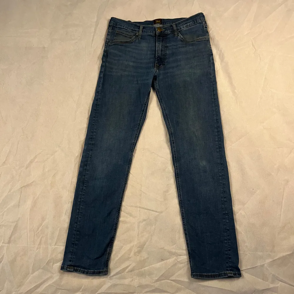 Säljer nu dessa feta Lee jeans | storleken: W32 L32 | nypris: 1200kr | mitt pris: 299kr | hör av dig vid frågor//mvh trend closet . Jeans & Byxor.