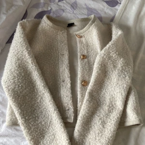 Vit Gina jacka - mjuk vit jacka från gina med guldiga knappar. Storlek s