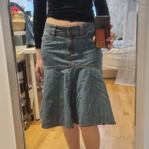 Jeanskjol - En jeanskjol från Kappahl. Insydd i midjan till 72cm omkrets. 