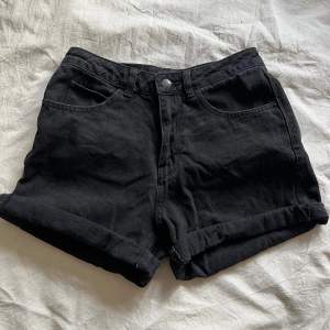 Svarta högmidjade jeansshorts från Vero Moda. Storlek S. Fint skick  Loose fit