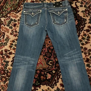Miss me Jeans - Säljer mina miss me jeans för att de tyvärr inte kommer till användning längre💕 de har bootcut och är rätt så lågmidjade, skriv privat för fler bilder!🙌 pris kan diskuteras 