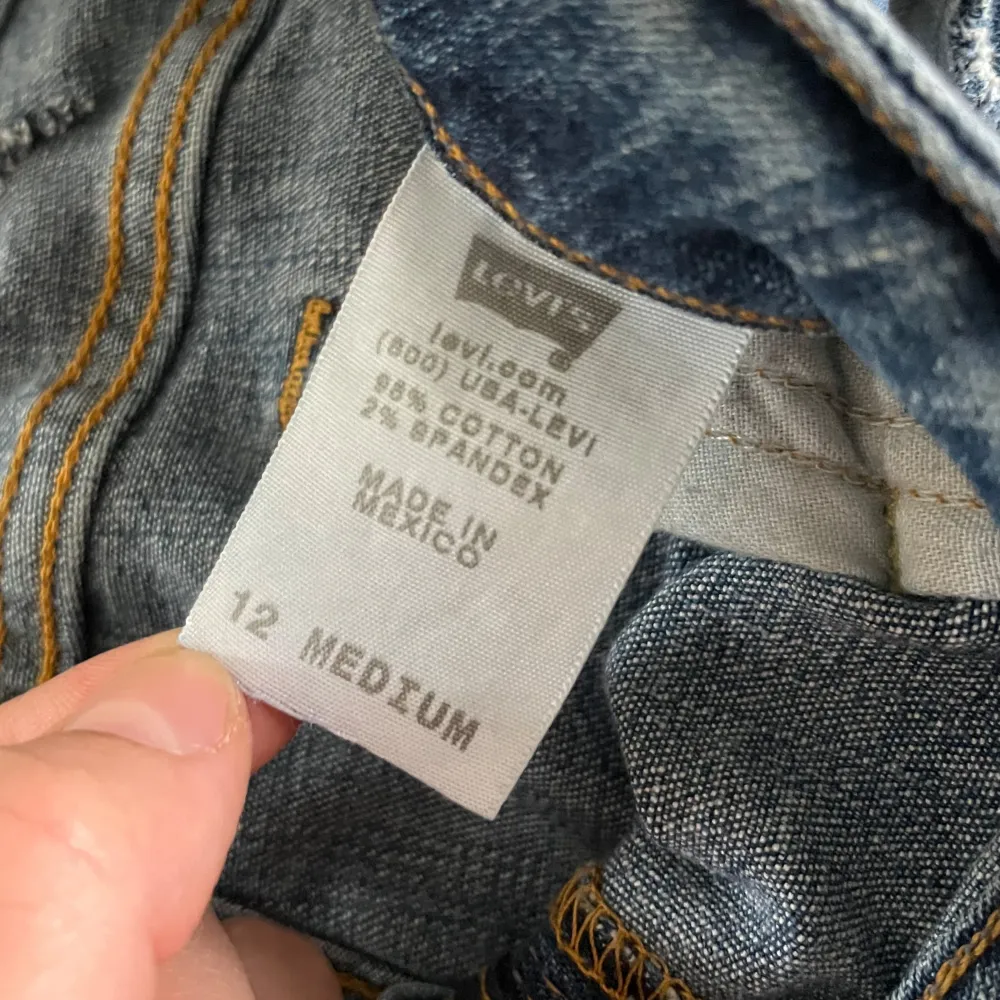 Storlek M, köpt second hand. De har blivit lagade där bak (bild 4) men det syns knappt. . Jeans & Byxor.