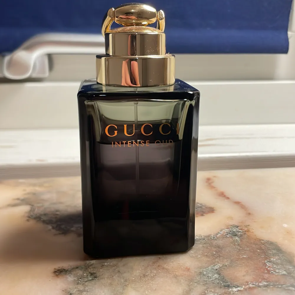 Gucci intense oud, about 65ml left . Skönhet.