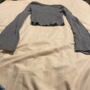  En grön tröja från H&M -  Säljer en grön tröja från H&M storlek ex S men öppen rygg långa armar och lite kortare Vid magen