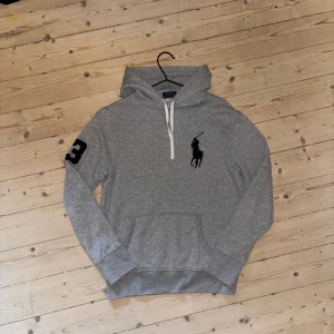Ralph lauren hoodie - Säljs inte längre. Storlek M. Liten fläck under fickan men syns knappt.