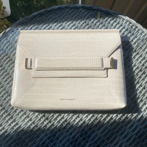 Beige datorväska - Superfin beige datorväska från ideal of sweden. Har inte prislapp kvar men den har aldrig kommit till användning för mig. Passar chromebook, mac book mm. Skriv för vidare information.