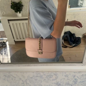 Valentino väska - Har tänkt att sälja min sååå fina valentino glam lock väska! Jag älskar denna väska men har tröttnat lite. Har kvitto😍😍skriv om du har frågor! 