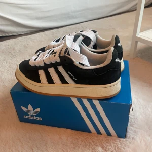 Campus 00S - Svarta Campus 00S i storlek 37 1/2. Använda men i ok i skick. Köpta för 1345 på Zalando.  Skriv gärna vid frågor😊