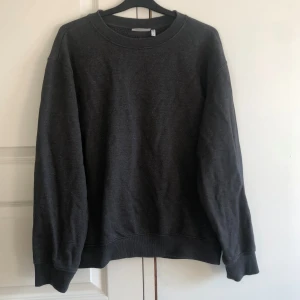 grå mysig tjocktröja! - den mysigaste oversize tjocktröjan jag har, kommer tyvärr inte till användning😓 i använt men väldigt bra skick. tvättas före den skickas!