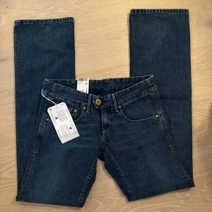 Lågmidjade jeans  - Säljer dessa jättefina jeans som tyvärr är för små för mig, lappen kvart(helt oanvänd), väldigt ovanligt byxor från Levis, går ej att köpa längre✨ Är igentligen storlek 38 men skulle mer säga att dem är som en 36 i storlek, L34