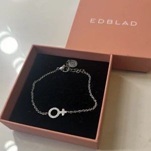 Edblad armband  - Silvrigt armband från Edblad. Köpt förra året. Nästan aldrig använd då jag bara använder guld smycken, så fortfarande i jättebra skick🩷