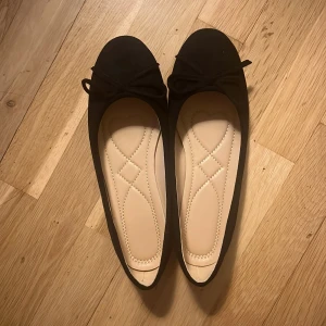 Svarta ballerinaskor  - Svarta ballerinaskor! Säljer de eftersom jag har två par💗