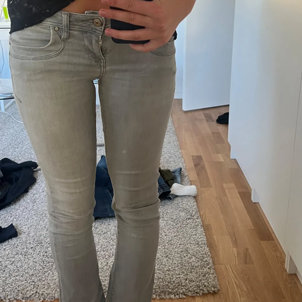 Säljer dessa LTB jeans som var så eftertraktade förut. Sjukt sköna. Jag är 175 och brukar ha s/m i storlek som referens.. Jeans & Byxor.