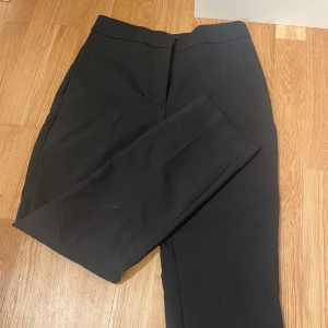 Kostymbyxor - Svarta kostymbyxor aldrig använda.