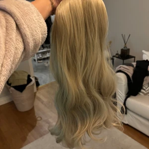 Löshår Prettysirilita - Säljer detta otroliga löshår från PrettySiriLita. Det är syntet, alltså INTE äkta hår! 60cm lockigt i färgen ”Mellow Brown”. Gå gärna in på hemsidan för mer info om håret & jämförelse av hårfärg mm. Aldrig använt då det inte passar min hårfärg. 