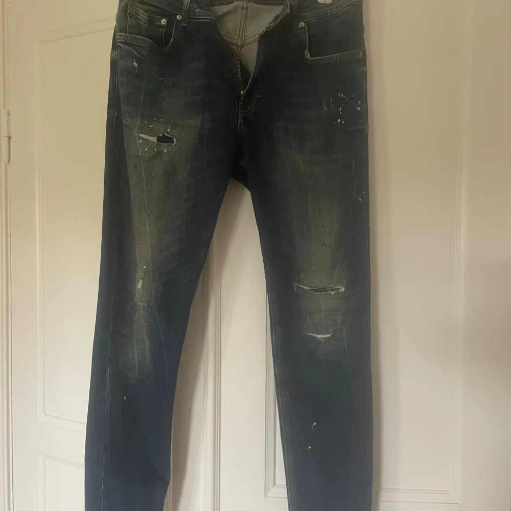 Mörkblåa Zara jeans med slitningar. Väldigt fint skick. Storlek: eur 42. Jeans & Byxor.