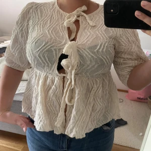 Trendig Gina tricot topp  - Supersnygg och trendig topp ifrån Gina tricot! Endast använd ett fåtal gånger. Inga synliga defekter. Storlek M men passar även L. 