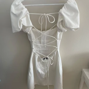 Klänning från zara med öppenrygg - Vit klänning från Zara i st xs, pris kan diskuteras