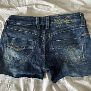 REPLAY shorts  - Säljer dessa avklippta jeans. Som nu är ett par shorts. Det är W26-27. Skulle säga en 34 i midjan. Dom är low waist.❤️
