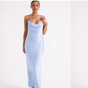 Meskhi balklänning - En riktigt fin isprinsessa klänning! Perfekt inför bal och andra festligheter. Jag köpte flertal balklänningar men valde tyvärr en annan, och därav kom denna aldrig till användning. Den är i nyskick och om jag inte minns fel så är prislappen kvar. 