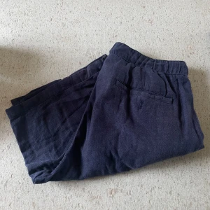 Blå linneshorts - Säljer ett par blå linneshorts från Zara. Bra skick!