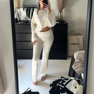 Stickadee yoga pants - Säljer dessa mjukisbyxorna för jag har flera. Super sköna och mysiga till höst/ vintern. Det är i storlek s men väldigt strechiga. Använda typ 2-3ggr☺️ färg: off white🤍 från nelly!! Jag köpte dem för 399kr inkl rabatt. Nypris just nu 499kr🤍