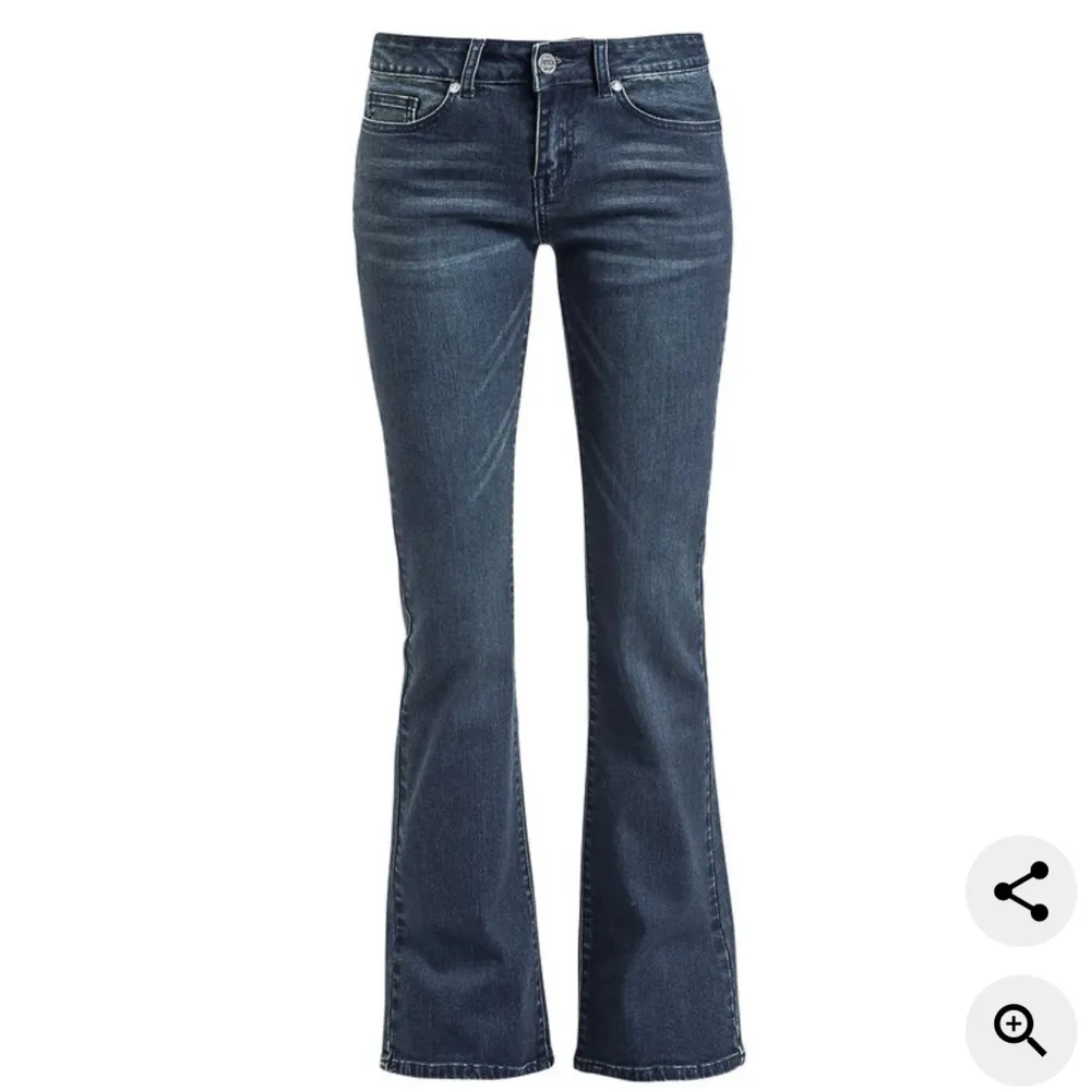 Säljer dessa jeans från EMP då dem inte kommit till användning!💞💞. Jeans & Byxor.