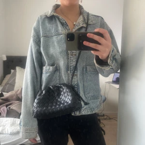 Jeansjacka - Jättesnygg jeansjacka från zara i M men skulle säga att den passar S också. Inga defekter i super bra skick. Nypris 400kr. Jag på bilden är 171❤️❤️